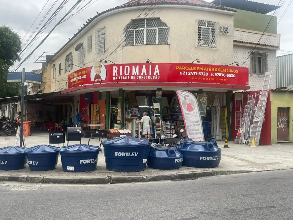 Fachada da loja Riomaia em Colégio com caixas d'água Fortlev na frente